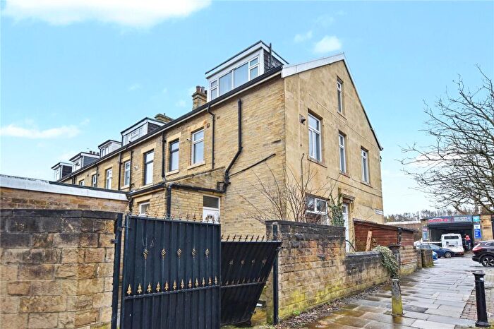 4 Bedroom End Of Terrace House For Sale In Parkside Road, Bradford, West Yorkshire, BD5