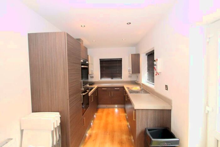 5 Bedroom House To Rent In Fosse Road South, Leicester, LE3