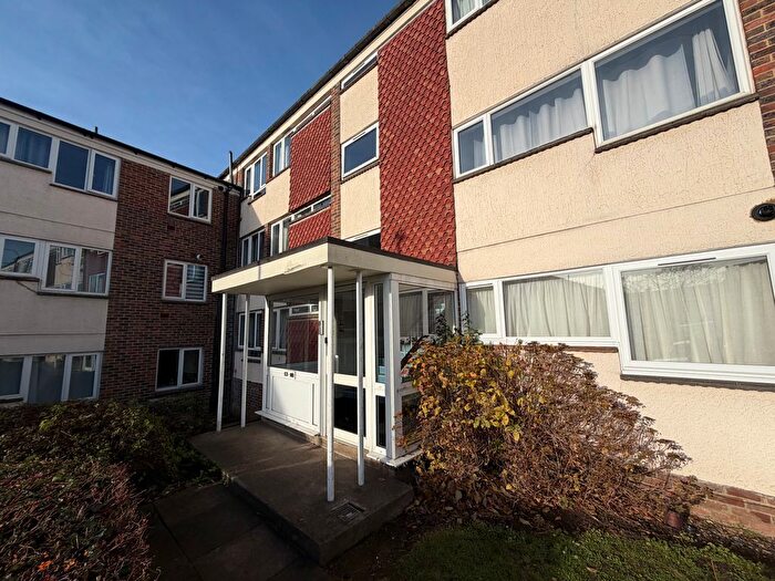 2 Bedroom Flat To Rent In Cliftonville Court, Northampton, NN1
