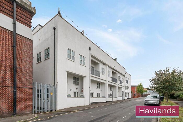 2 Bedroom Flat For Sale In Park Road, Southgate, London, N14