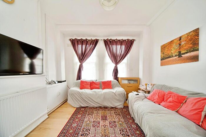 1 Bedroom Flat For Sale In Gladstone Avenue, London, N22