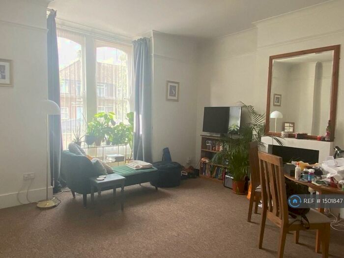 1 Bedroom Flat To Rent In Wellington Road, Wanstead, E11