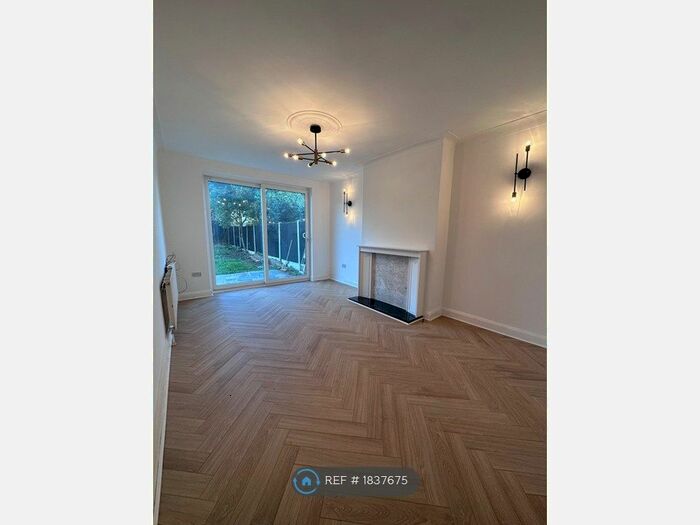 3 Bedroom Bungalow To Rent In Merrivale Avenue, Redbridge, IG4