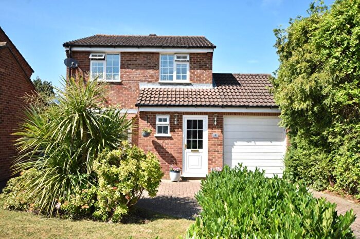 3 Bedroom Detached House For Sale In Cartersmead Close, Horley, Surrey, RH6