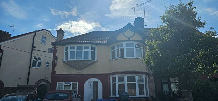 3 Bedroom Flat To Rent In Fleetwood Road, London, NW10