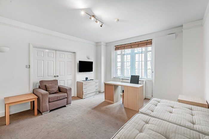 3 Bedroom Flat To Rent In Upper Woburn Place, London, WC1H