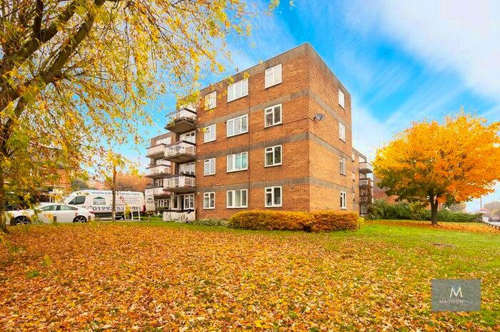 2 Bedroom Flat To Rent In Albert Road, Buckhurst Hill IG9