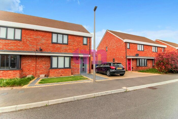 3 Bedroom Semi-Detached House To Rent In Sandpiper Close, East Tilbury, Tilbury, RM18