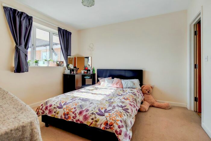 1 Bedroom Flat To Rent In Worton Way, Hounslow, TW3