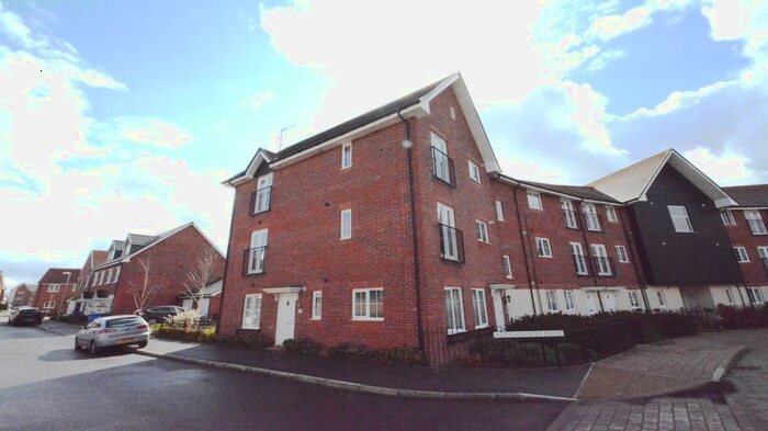 2 Bedroom Flat To Rent In Shearwater Drive, Jennetts Park, RG12