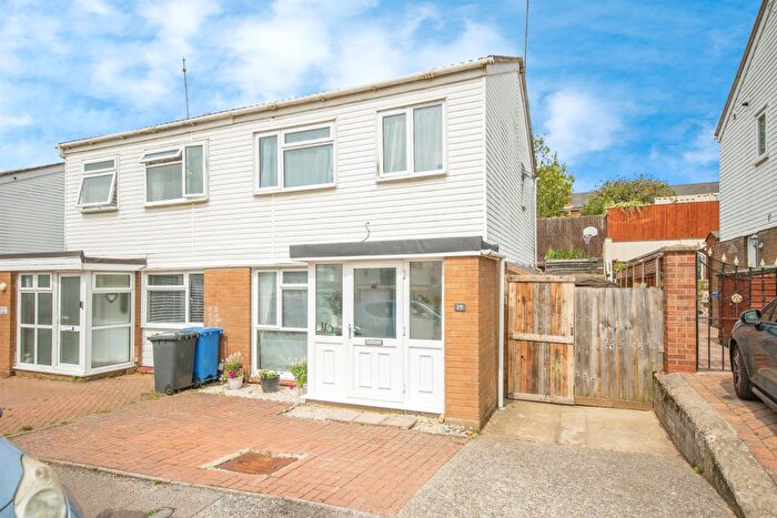 3 Bedroom Semi-detached House For Sale In Baronsdale Close, Ipswich, IP1