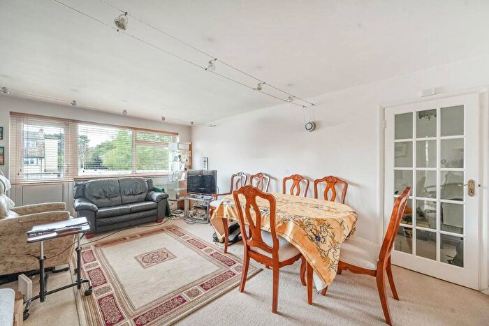 2 Bedroom Flat To Rent In Stonegrove, Edgware, HA8