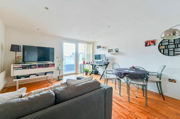 1 Bedroom Flat To Rent In Battersea Park Road, Battersea, London, SW8