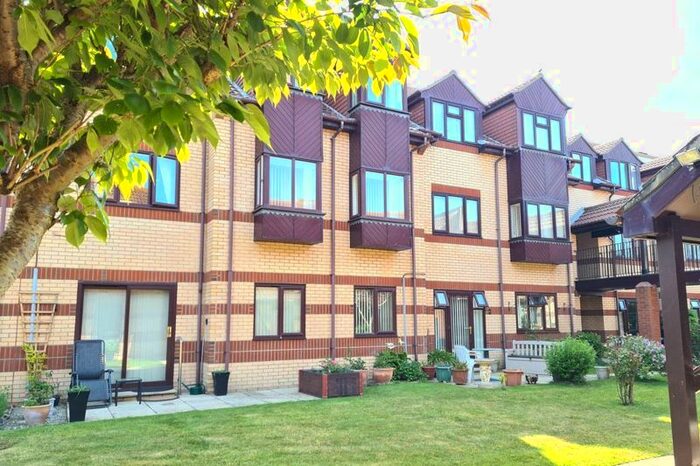2 Bedroom Property For Sale In Berkeley Court, Lee-On-The-Solent, PO13