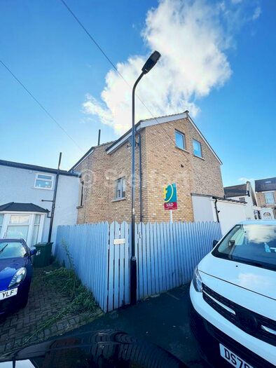 3 Bedroom End Of Terrace House To Rent In Hatherley Road, London, E17