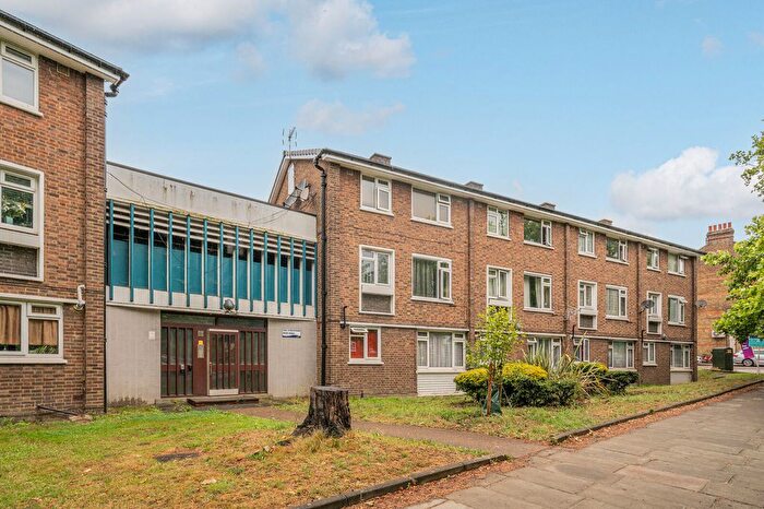 3 Bedroom Flat For Sale In Streatham High Road, Streatham, London, SW16