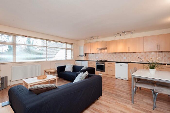 2 Bedroom Flat To Rent In Balham High Road, SW12
