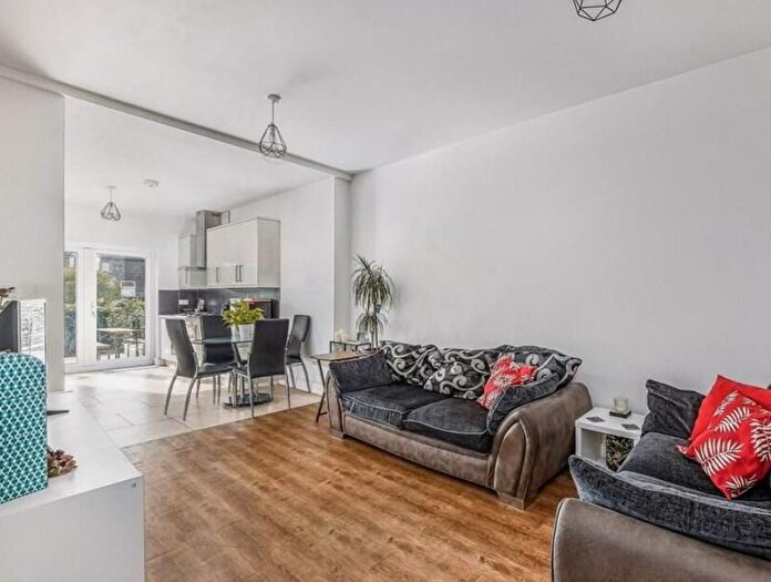 3 Bedroom Flat To Rent In Lynton Road, Acton, W3