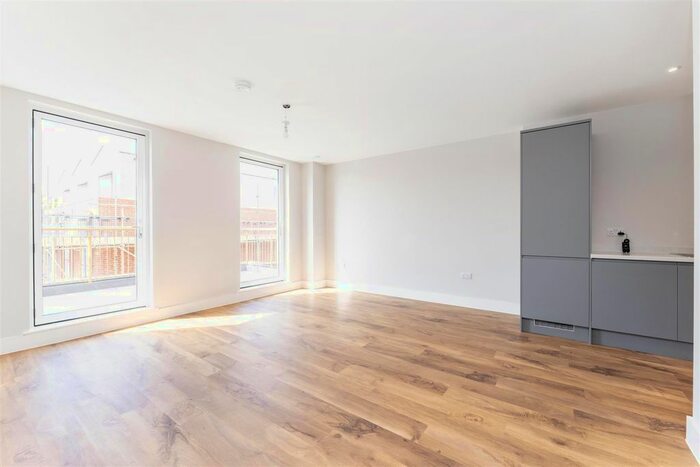 3 Bedroom Flat To Rent In Boston Road, Hanwell, W7