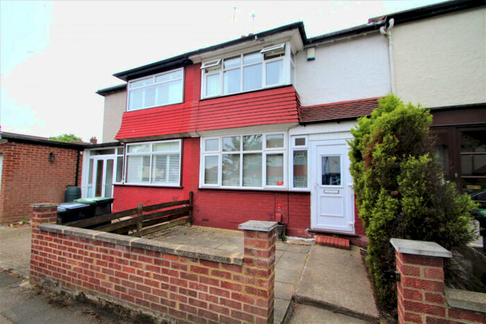 2 Bedroom Terraced House To Rent In Malvern Gardens, IG10