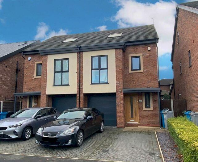 4 Bedroom Semi-Detached House To Rent In Washway Road, Sale, M33