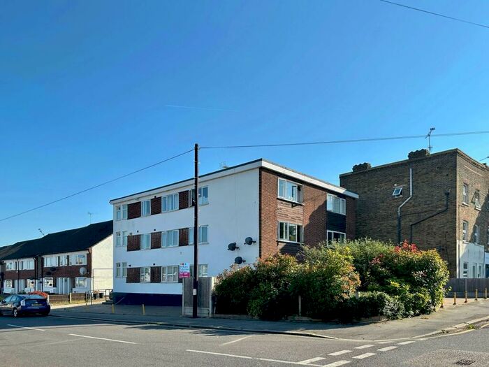 2 Bedroom Apartment To Rent In Fitzilian Avenue, Romford, RM3