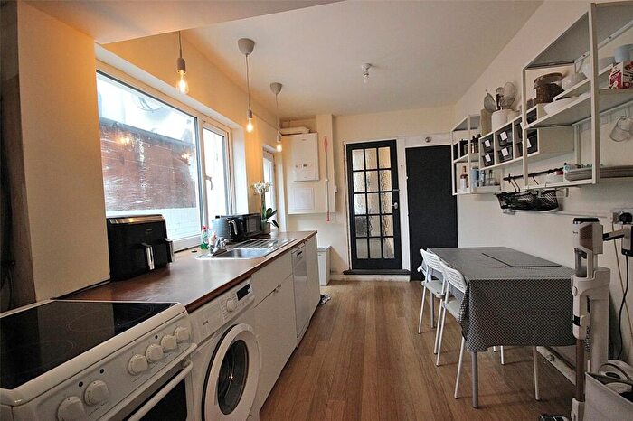 3 Bedroom Terraced House For Sale In Iddesleigh Road, Bedford, Bedfordshire, MK40