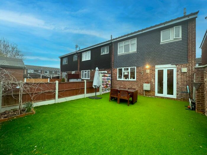 3 Bedroom End Of Terrace House To Rent In Hamilton Drive, Romford, RM3