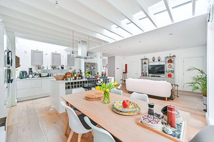 4 Bedroom Cottage To Rent In Norwood Road, Herne Hill, London, SE24