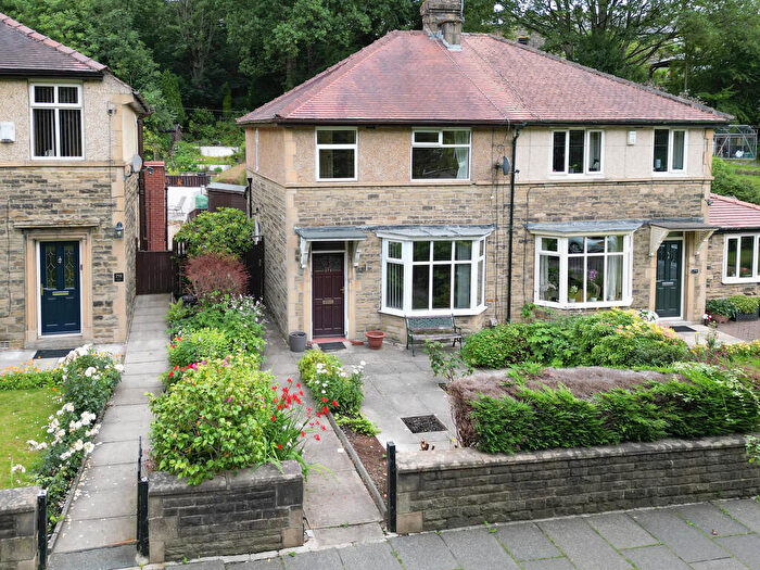 3 Bedroom Semi-Detached House For Sale In Burnley Road, Todmorden, OL14