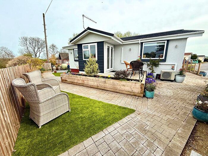 2 Bedroom Park Home For Sale In Pavenham Park, Pavenham, MK43