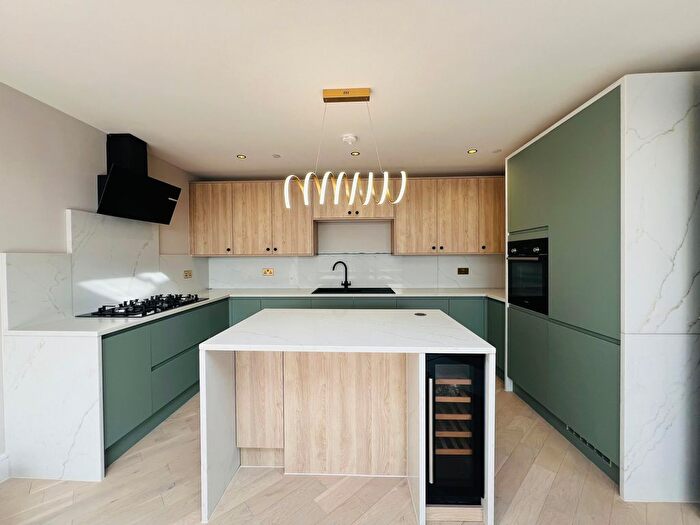 2 Bedroom Flat For Sale In Rye Lane, London, SE15