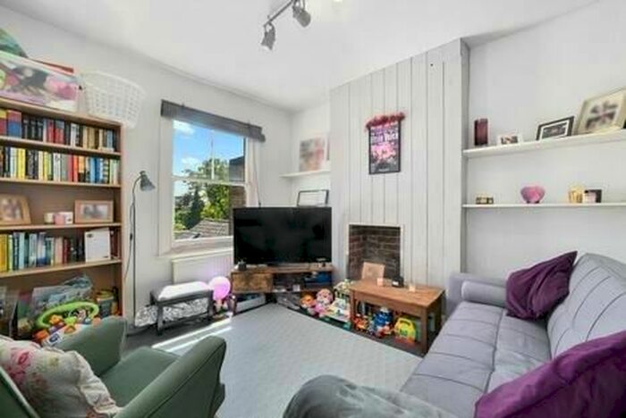 2 Bedroom Flat To Rent In Mill Hill Road, Acton Town, London, W3