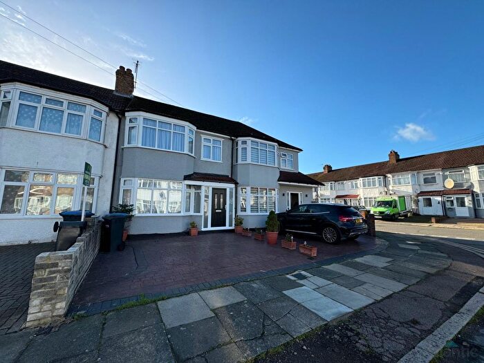 3 Bedroom End Of Terrace House To Rent In Pembroke Road, Palmers Green, N13