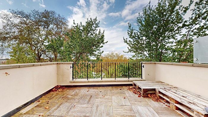 2 Bedroom Flat To Rent In Hill Rise, Richmond, TW10