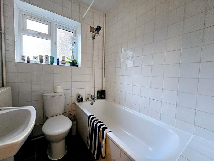 1 Bedroom Flat To Rent In Kings Avenue, SW4