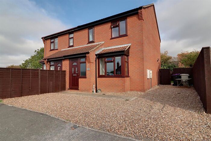 3 Bedroom Semi-detached House For Sale In Shearwater Close, Louth, LN11