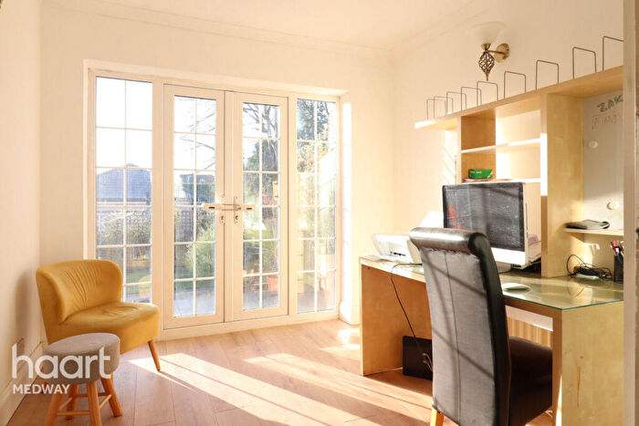 4 Bedroom Semi-Detached House For Sale In Dean Road, Rochester, ME2