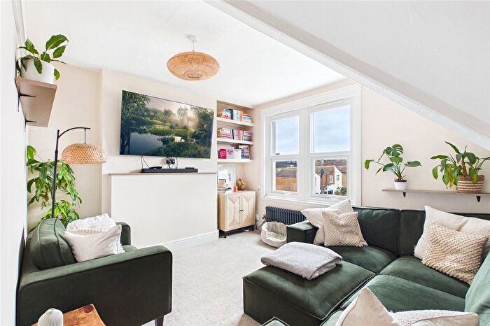 3 Bedroom Flat For Sale In Conyers Road, London, SW16