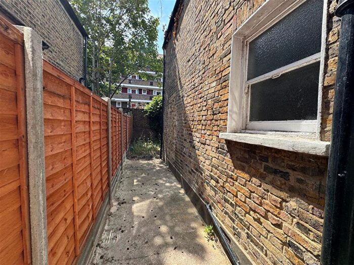 2 Bedroom Flat For Sale In Ethnard Road, Southwark, SE15