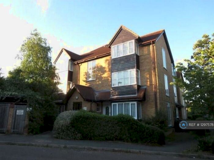 Studio To Rent In Snowdon Drive, London, NW9