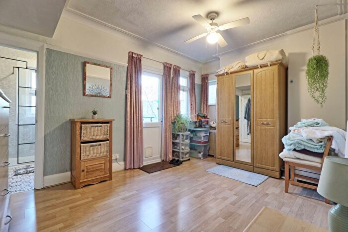 1 Bedroom Flat For Sale In Leighton Avenue, Leigh-On-Sea, SS9