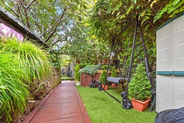 3 Bedroom Semi-detached House For Sale In Repton Manor Road, Ashford, Kent, TN23