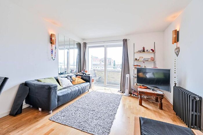 2 Bedroom Flat For Sale In Hopton Road, Woolwich, London, SE18