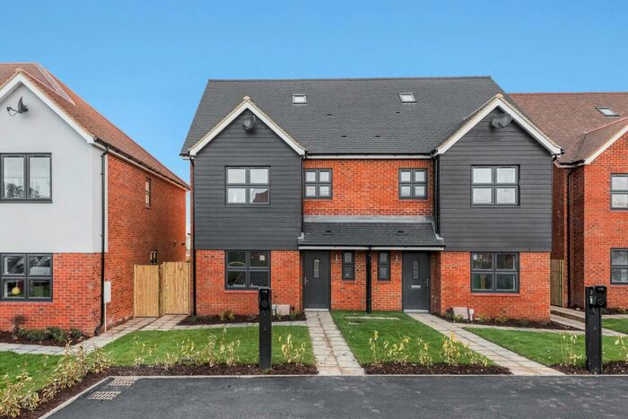 4 Bedroom Semi-Detached House For Sale In Meadow View, Nazeing, Waltham Abbey, EN9