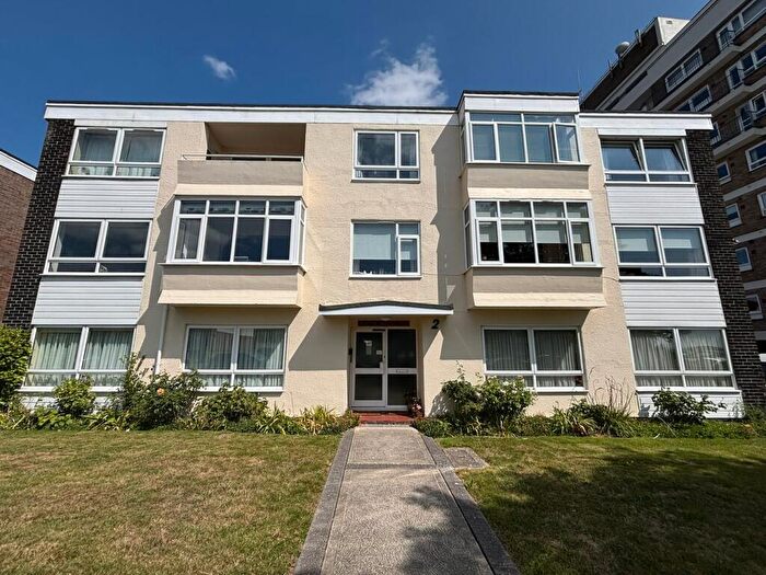 2 Bedroom Flat For Sale In Queens Road, Frinton-on-Sea, CO13