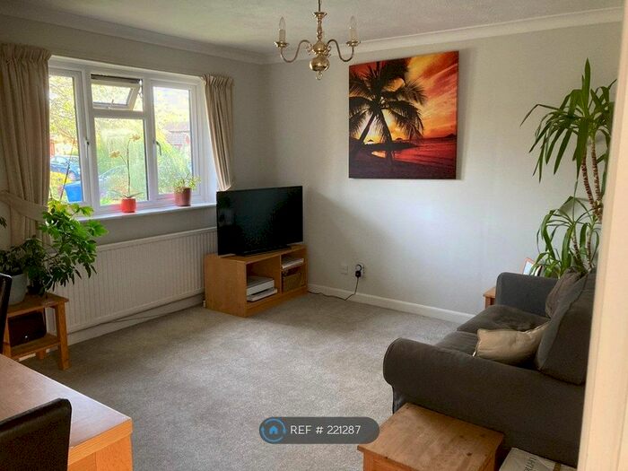 2 Bedroom Flat To Rent In Stanton Close, Cranleigh, GU6
