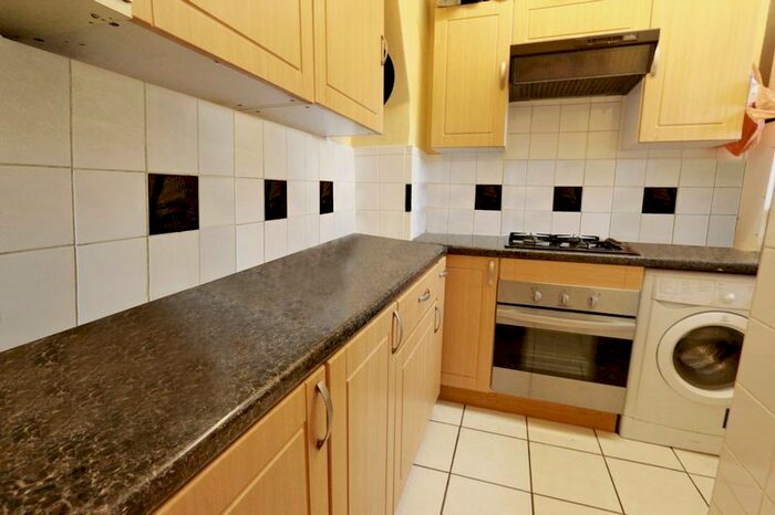 3 Bedroom Flat To Rent In Frazier Street, London, SE1