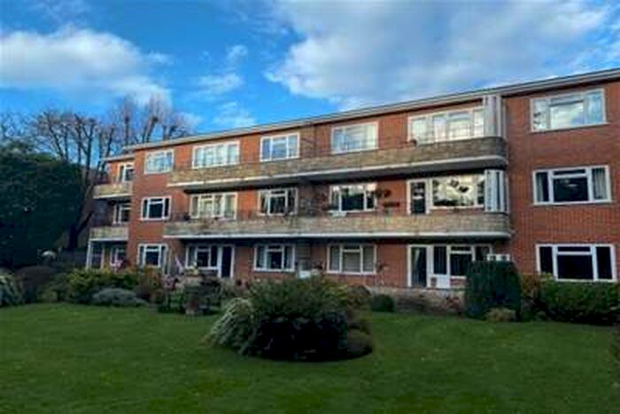 2 Bedroom Flat To Rent In Westcliff Road ** Zero Deposit Option Available **, BH4
