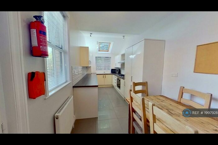 6 Bedroom Semi-Detached House To Rent In Cycle Road, Nottingham, NG7